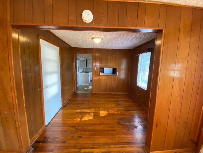 Building Photo - 1614 Parkside Dr