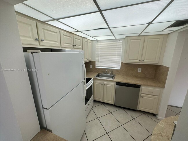 Building Photo - 1638 Embassy Dr