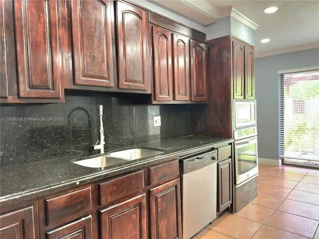 Foto del edificio - 650 NW 210th St
