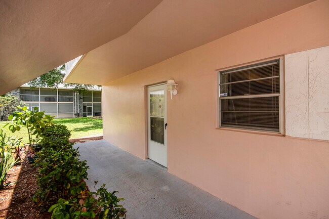 Foto del edificio - 18081 SE Country Club Dr