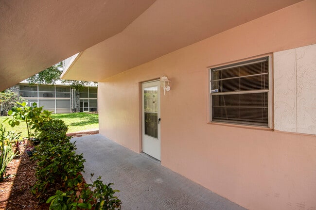 Building Photo - 18081 SE Country Club Dr