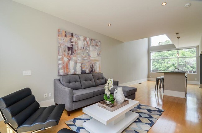 Área de estar - 708 Strickland Dr