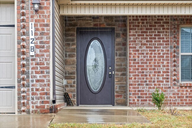 Foto del edificio - Pet Friendly Three Bedroom in Rossview!