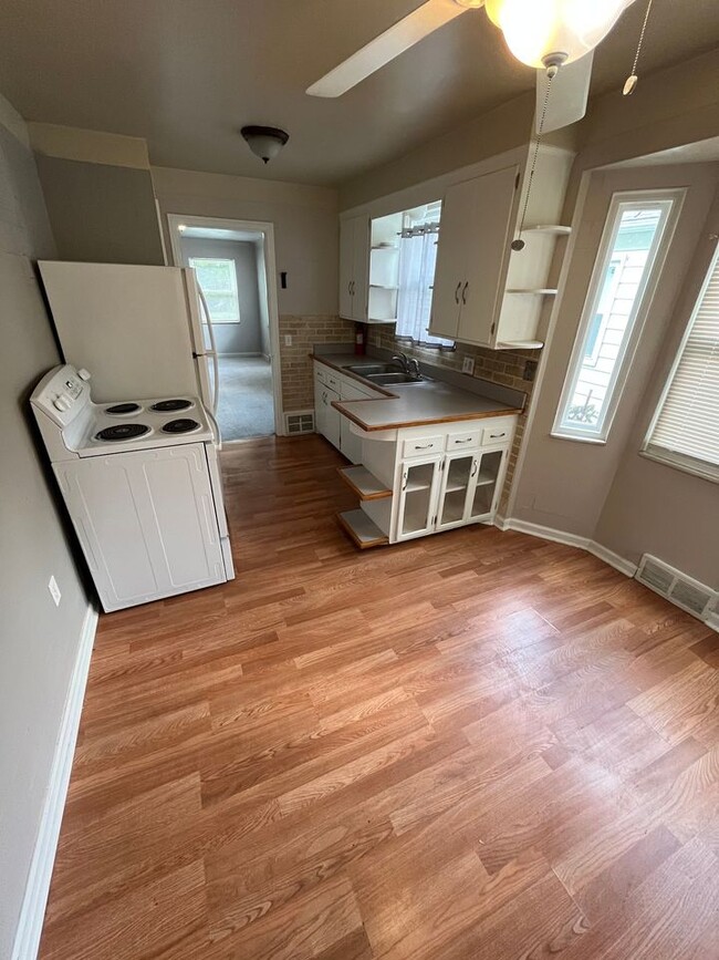 Kitchen - 1116 Searles Rd