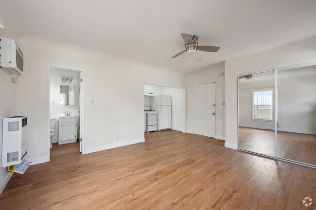 Estudio, 1BA - 325SF - 265 S Manhattan Pl
