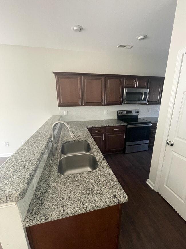 Building Photo - 123 Summerland Dr