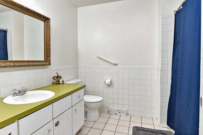Hall Bathroom - 2434 S Fort Ave