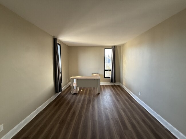 Building Photo - 400 Lutz St