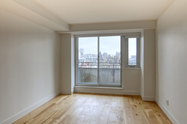 Building Photo - 3460 Rue Peel