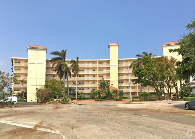 Building Photo - Pompano Yacht and Beach Club