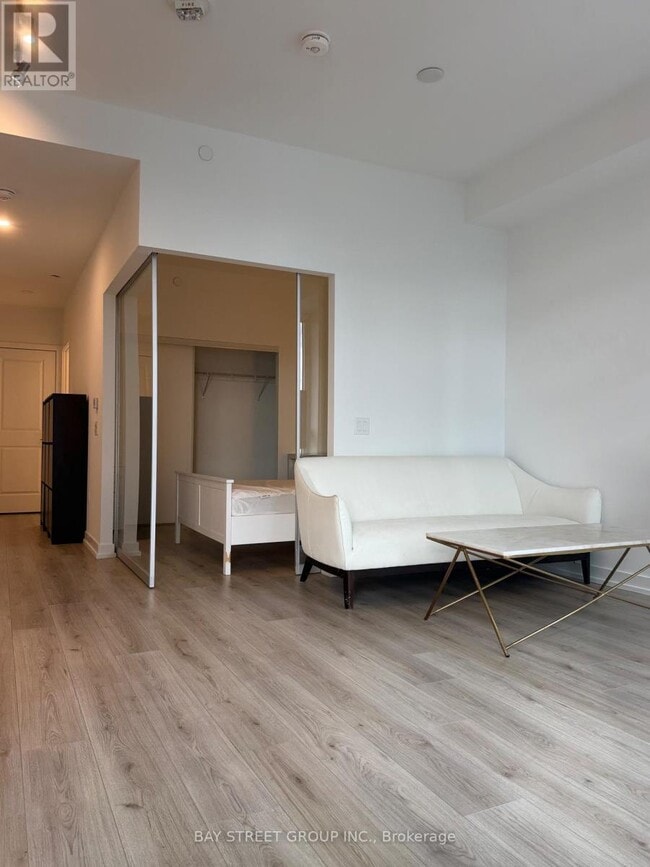 Photo du bâtiment - 395 Bloor St E