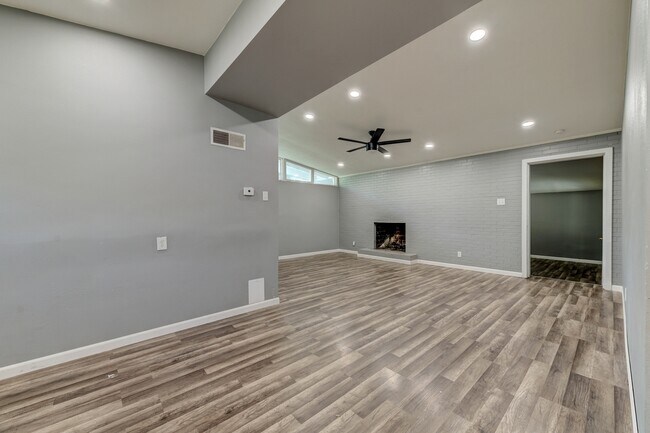 Foto del edificio - 8312 Graybirch Dr