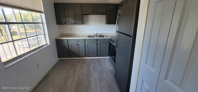 Building Photo - 556 Titus St