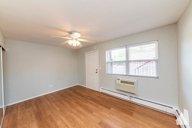 Building Photo - 4547 North Dover-2H