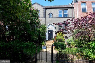 Building Photo - 719 12th St SE Building Photo - 719 12th St SE