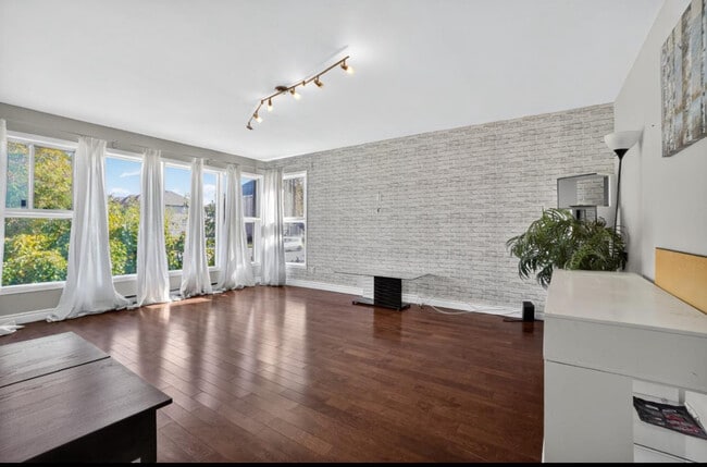 Building Photo - 6132 Boul Des Laurentides