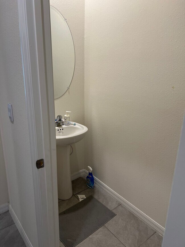 Foto del edificio - 2924 Peony Pr Ln