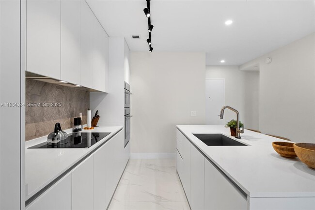 Foto del edificio - 700 NE 24th St