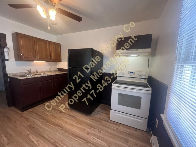 Building Photo - Beautifully redone 3 BR, 1 Bath Townhouse in York Suburban Schools