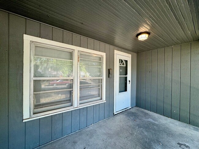 Building Photo - 826 N Chautauqua St