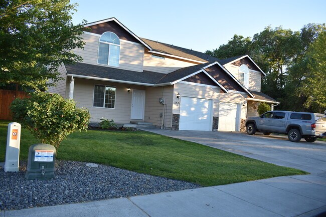 Vront View - 3521 Sage Rd