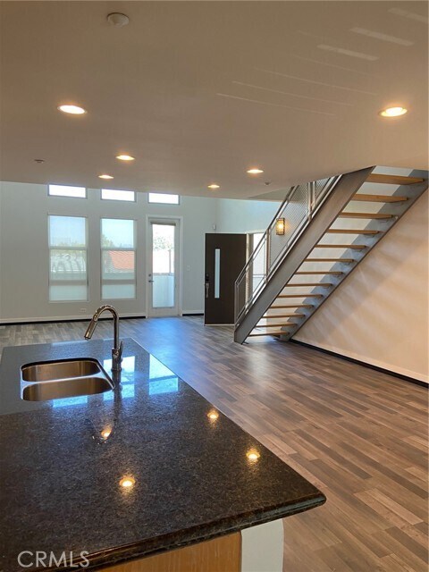 Foto del edificio - 574 S Brea Blvd