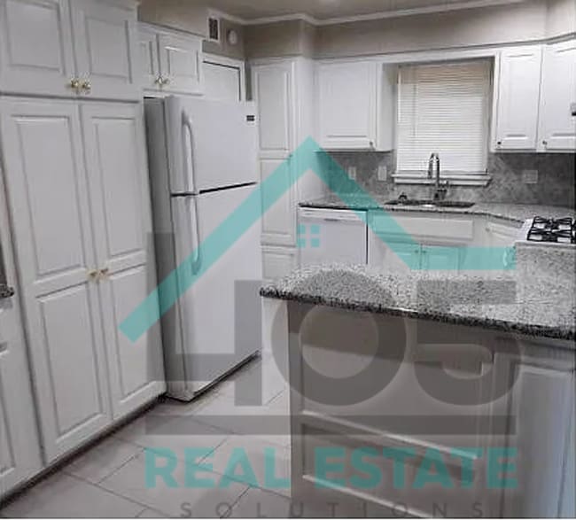 Building Photo - 3 Bedroom MWC w/Flex room!