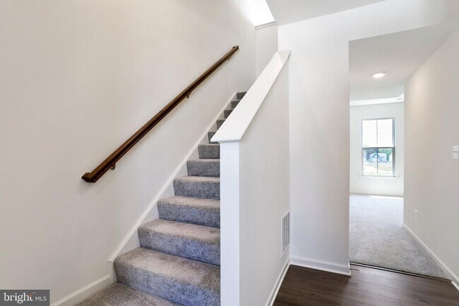 Building Photo - 241 Clifton Mnr