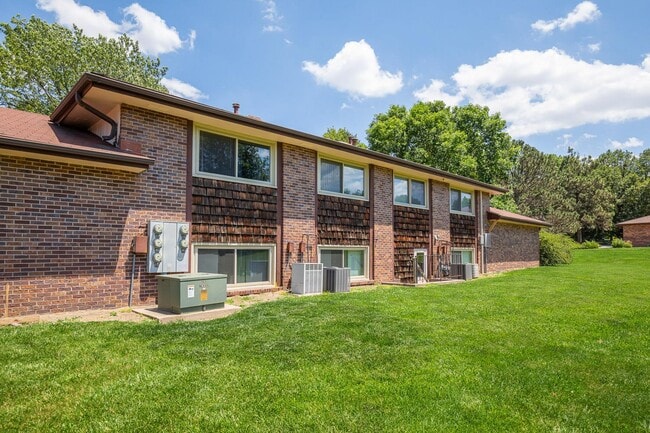 Building Photo - 6011 Queens Dr