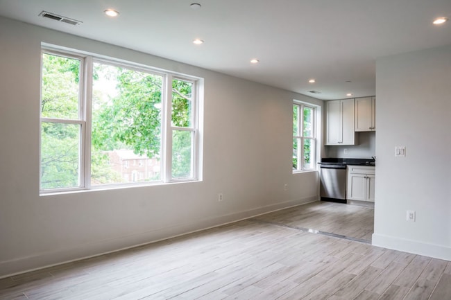 Foto del edificio - 5735 14th St NW