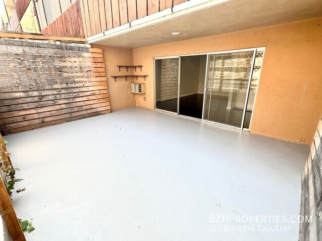 Foto del edificio - 7544 Hampton Ave