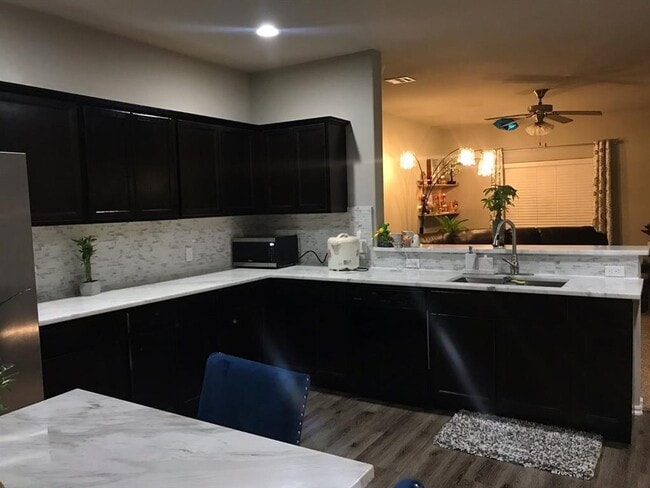 Foto del edificio - 10233 Hidden Village Dr