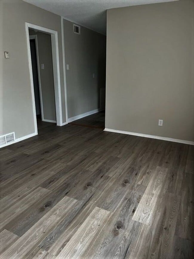 Building Photo - Newly Renovated Apartment in Nutbush