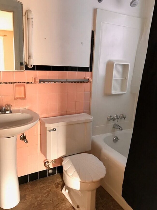 Foto del edificio - WOODLAND Neighborhood - 1 Bedroom Available!