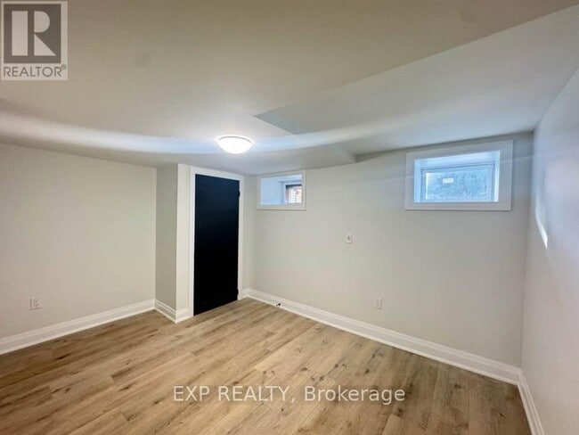 Building Photo - 952 Main St E