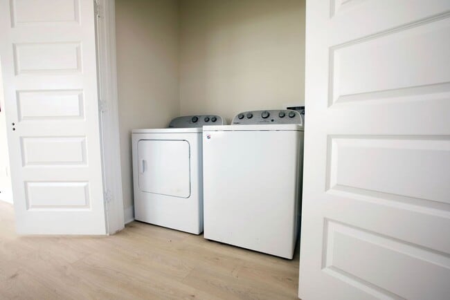 Building Photo - Modern Amenities. Urban Location. Sophisti...