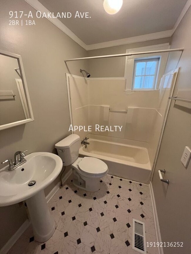 Building Photo - 917 Oakland Ave