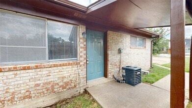 Building Photo - 208 Lynn Dr