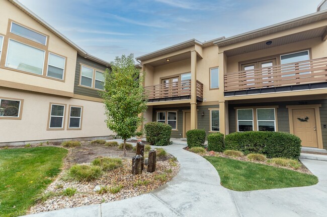 Foto del edificio - Beautiful 2 Bed 2 Bath South Jordan Townhome