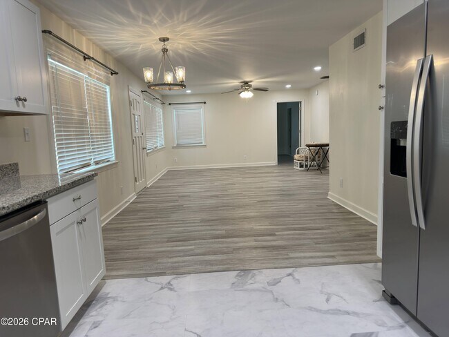 Foto del edificio - 4900 S Lakewood Dr
