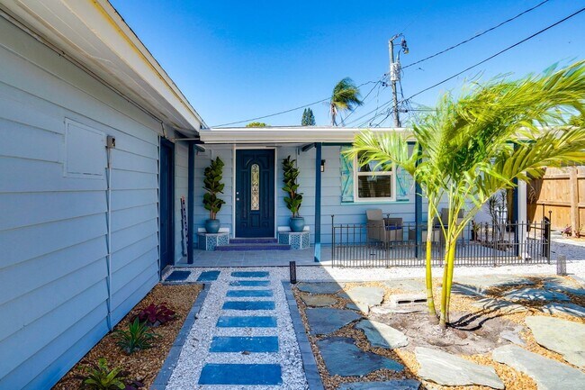 Foto del edificio - Fully Furnished 2BR/2BA Sarasota Home – Move-In Ready with Entertainment Room Near Siesta Key!