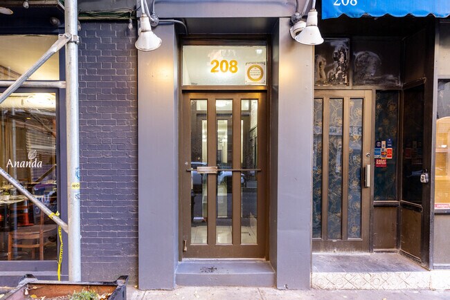 Entrada - 208 Thompson St
