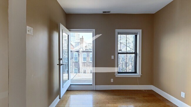 Foto del edificio - Convenient South End Location, Central Heat/AC, In-Unit Washer and Dryer, Private Deck.
