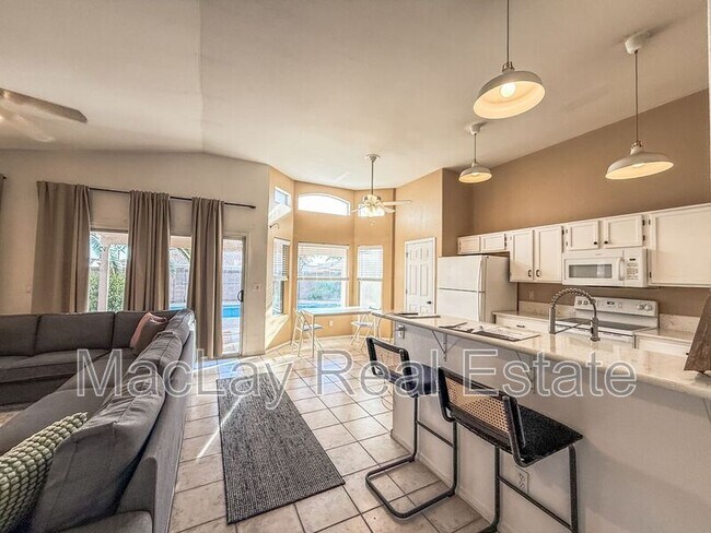 Building Photo - 5057 E Delta Ave