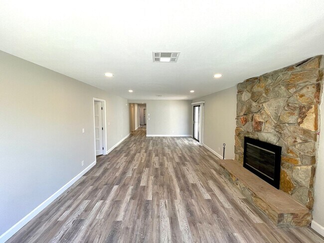 Foto del edificio - SINGLE STORY!! GATED COMMUNITY!! HIDDEN TR...