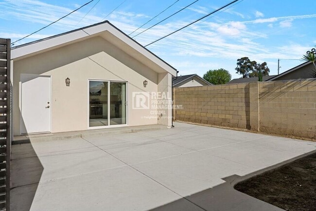 Photo - 996 S Siet Pl House