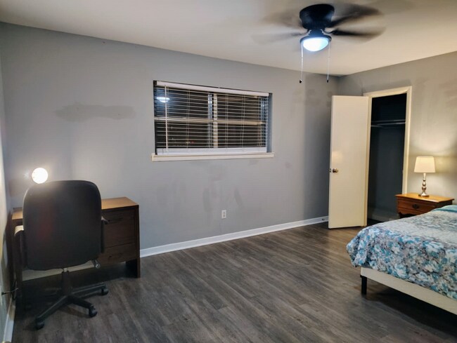 Foto del edificio - 6172 Whitman Ave