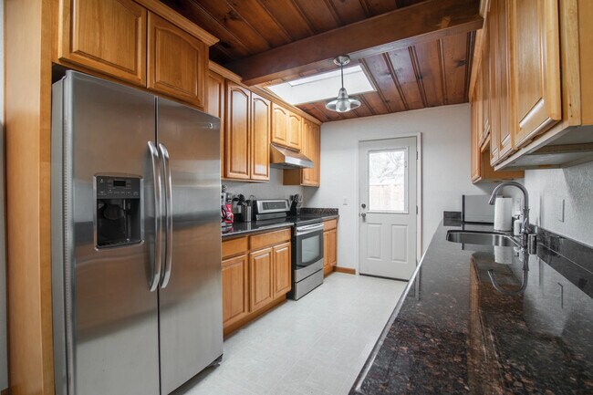 Building Photo - 814 Emily Dr