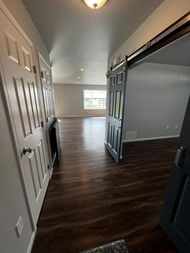 Building Photo - 837 Albert Dr W
