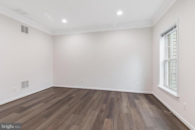 Building Photo - 5036 Greenhouse Terrace